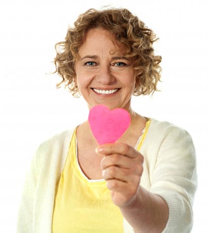 A woman organ donor with a paper heart in hand